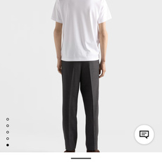 Prada.普拉达 SS26春夏新品经典标识涂珐琅金属三角形徽标短袖T恤,正面胸前饰有品牌经典标志性三角形金属标点缀超有 Prada.普拉达 SS26春夏新品经典标识涂珐琅金属三角形徽标短袖T恤,正面胸前饰有品牌经典标志性三角形金属标点缀超有