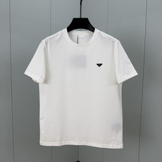 Prada.普拉达 SS26春夏新品经典标识涂珐琅金属三角形徽标短袖T恤,正面胸前饰有品牌经典标志性三角形金属标点缀超有 Prada.普拉达 SS26春夏新品经典标识涂珐琅金属三角形徽标短袖T恤,正面胸前饰有品牌经典标志性三角形金属标点缀超有