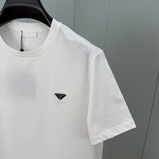 Prada.普拉达 SS26春夏新品经典标识涂珐琅金属三角形徽标短袖T恤,正面胸前饰有品牌经典标志性三角形金属标点缀超有 Prada.普拉达 SS26春夏新品经典标识涂珐琅金属三角形徽标短袖T恤,正面胸前饰有品牌经典标志性三角形金属标点缀超有