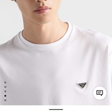 Prada.普拉达 SS26春夏新品经典标识涂珐琅金属三角形徽标短袖T恤,正面胸前饰有品牌经典标志性三角形金属标点缀超有 Prada.普拉达 SS26春夏新品经典标识涂珐琅金属三角形徽标短袖T恤,正面胸前饰有品牌经典标志性三角形金属标点缀超有