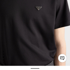 Prada.普拉达 SS26春夏新品经典标识涂珐琅金属三角形徽标短袖T恤,正面胸前饰有品牌经典标志性三角形金属标点缀超有 Prada.普拉达 SS26春夏新品经典标识涂珐琅金属三角形徽标短袖T恤,正面胸前饰有品牌经典标志性三角形金属标点缀超有