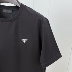 Prada.普拉达 SS26春夏新品经典标识涂珐琅金属三角形徽标短袖T恤,正面胸前饰有品牌经典标志性三角形金属标点缀超有 Prada.普拉达 SS26春夏新品经典标识涂珐琅金属三角形徽标短袖T恤,正面胸前饰有品牌经典标志性三角形金属标点缀超有