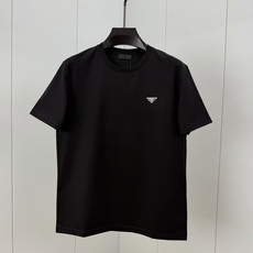 Prada.普拉达 SS26春夏新品经典标识涂珐琅金属三角形徽标短袖T恤,正面胸前饰有品牌经典标志性三角形金属标点缀超有 Prada.普拉达 SS26春夏新品经典标识涂珐琅金属三角形徽标短袖T恤,正面胸前饰有品牌经典标志性三角形金属标点缀超有
