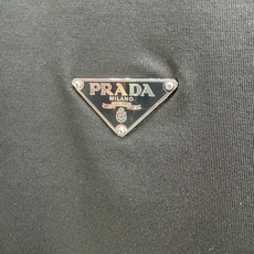 Prada.普拉达 SS26春夏新品经典标识涂珐琅金属三角形徽标短袖T恤,正面胸前饰有品牌经典标志性三角形金属标点缀超有 Prada.普拉达 SS26春夏新品经典标识涂珐琅金属三角形徽标短袖T恤,正面胸前饰有品牌经典标志性三角形金属标点缀超有