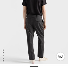 Prada.普拉达 SS26春夏新品经典标识涂珐琅金属三角形徽标短袖T恤,正面胸前饰有品牌经典标志性三角形金属标点缀超有 Prada.普拉达 SS26春夏新品经典标识涂珐琅金属三角形徽标短袖T恤,正面胸前饰有品牌经典标志性三角形金属标点缀超有