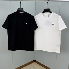 Prada.普拉达 SS26春夏新品经典标识涂珐琅金属三角形徽标短袖T恤,正面胸前饰有品牌经典标志性三角形金属标点缀超有 Prada.普拉达 SS26春夏新品经典标识涂珐琅金属三角形徽标短袖T恤,正面胸前饰有品牌经典标志性三角形金属标点缀超有