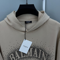 Balmain.巴尔曼 FW26新品字母满天星水晶微阔版套头连帽卫衣,秀场同款、正面镂空品牌字母缀饰满天星水晶超闪耀✨奢 Balmain.巴尔曼 FW26新品字母满天星水晶微阔版套头连帽卫衣,秀场同款、正面镂空品牌字母缀饰满天星水晶超闪耀✨奢