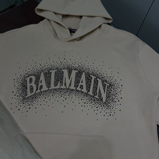 Balmain.巴尔曼 FW26新品字母满天星水晶微阔版套头连帽卫衣,秀场同款、正面镂空品牌字母缀饰满天星水晶超闪耀✨奢 Balmain.巴尔曼 FW26新品字母满天星水晶微阔版套头连帽卫衣,秀场同款、正面镂空品牌字母缀饰满天星水晶超闪耀✨奢