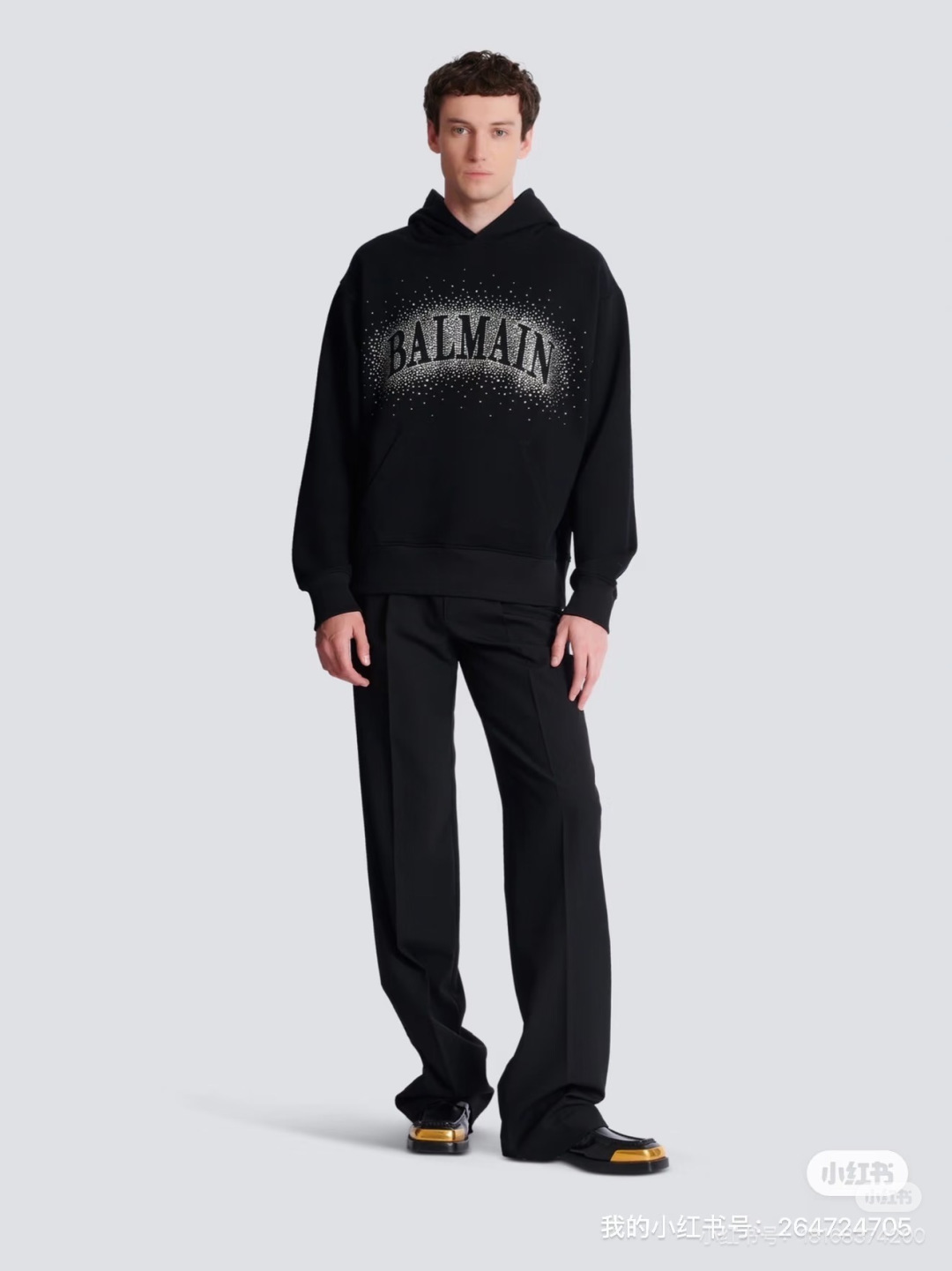 Balmain.巴尔曼 FW26新品字母满天星水晶微阔版套头连帽卫衣,秀场同款、正面镂空品牌字母缀饰满天星水晶超闪耀✨奢 Balmain.巴尔曼 FW26新品字母满天星水晶微阔版套头连帽卫衣,秀场同款、正面镂空品牌字母缀饰满天星水晶超闪耀✨奢