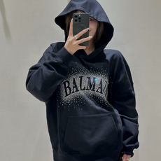 Balmain.巴尔曼 FW26新品字母满天星水晶微阔版套头连帽卫衣,秀场同款、正面镂空品牌字母缀饰满天星水晶超闪耀✨奢 Balmain.巴尔曼 FW26新品字母满天星水晶微阔版套头连帽卫衣,秀场同款、正面镂空品牌字母缀饰满天星水晶超闪耀✨奢