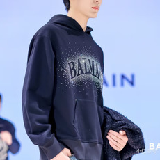 Balmain.巴尔曼 FW26新品字母满天星水晶微阔版套头连帽卫衣,秀场同款、正面镂空品牌字母缀饰满天星水晶超闪耀✨奢 Balmain.巴尔曼 FW26新品字母满天星水晶微阔版套头连帽卫衣,秀场同款、正面镂空品牌字母缀饰满天星水晶超闪耀✨奢