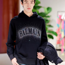Balmain.巴尔曼 FW26新品字母满天星水晶微阔版套头连帽卫衣,秀场同款、正面镂空品牌字母缀饰满天星水晶超闪耀✨奢 Balmain.巴尔曼 FW26新品字母满天星水晶微阔版套头连帽卫衣,秀场同款、正面镂空品牌字母缀饰满天星水晶超闪耀✨奢