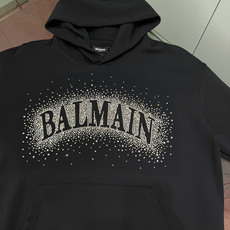 Balmain.巴尔曼 FW26新品字母满天星水晶微阔版套头连帽卫衣,秀场同款、正面镂空品牌字母缀饰满天星水晶超闪耀✨奢 Balmain.巴尔曼 FW26新品字母满天星水晶微阔版套头连帽卫衣,秀场同款、正面镂空品牌字母缀饰满天星水晶超闪耀✨奢