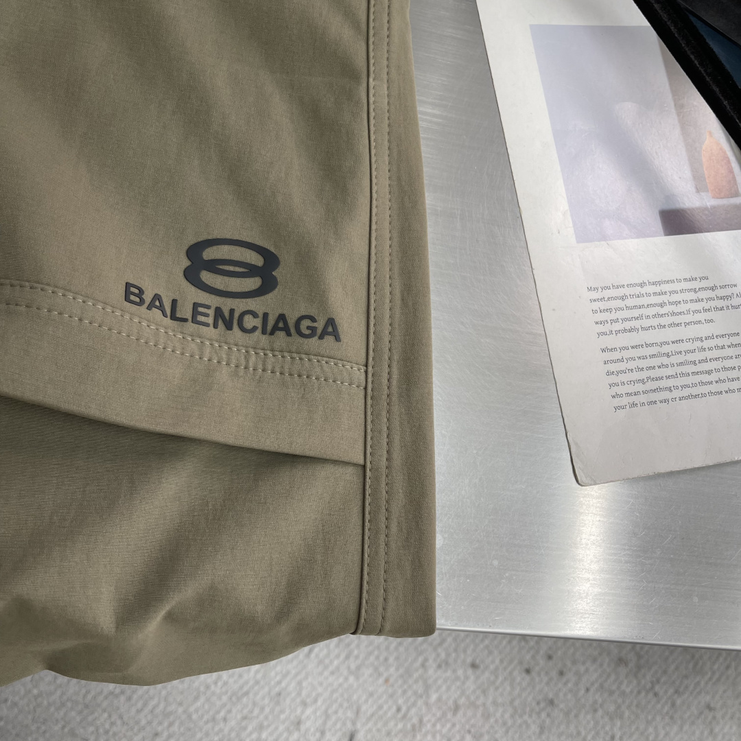 -Balenciag     26年新款秋冬工装风休闲裤，高定优质面料，直筒版型，面料细腻 依旧有挺阔感 面料整体感觉偏