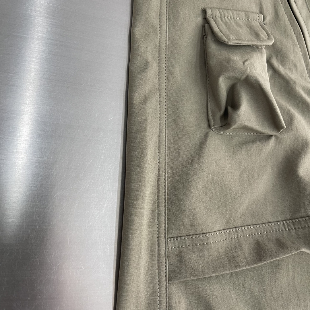 -Balenciag     26年新款秋冬工装风休闲裤，高定优质面料，直筒版型，面料细腻 依旧有挺阔感 面料整体感觉偏