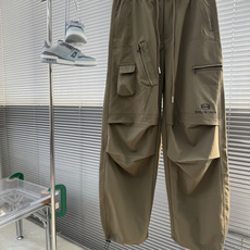 -Balenciag 26年新款秋冬工装风休闲裤,高定优质面料,直筒版型,面料细腻 依旧有挺阔感 面料整体感觉偏 -Balenciag 26年新款秋冬工装风休闲裤,高定优质面料,直筒版型,面料细腻 依旧有挺阔感 面料整体感觉偏