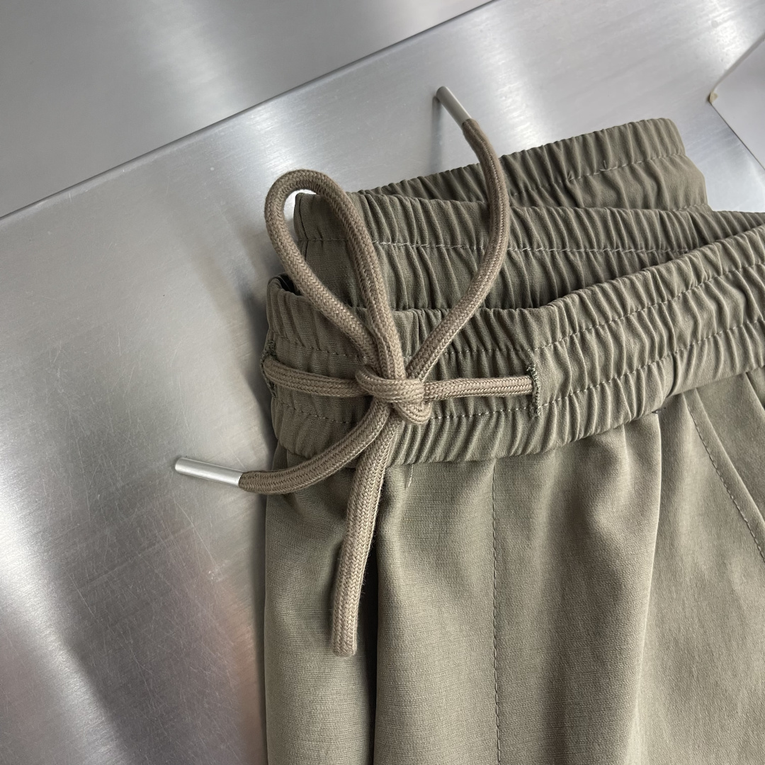 -Balenciag     26年新款秋冬工装风休闲裤，高定优质面料，直筒版型，面料细腻 依旧有挺阔感 面料整体感觉偏