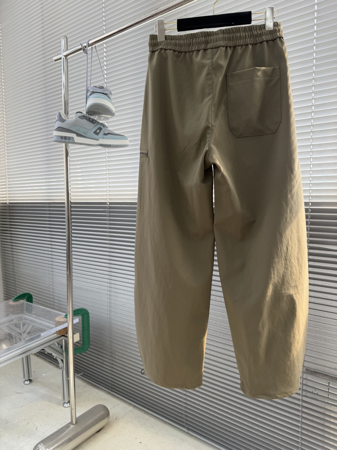 -Balenciag     26年新款秋冬工装风休闲裤，高定优质面料，直筒版型，面料细腻 依旧有挺阔感 面料整体感觉偏