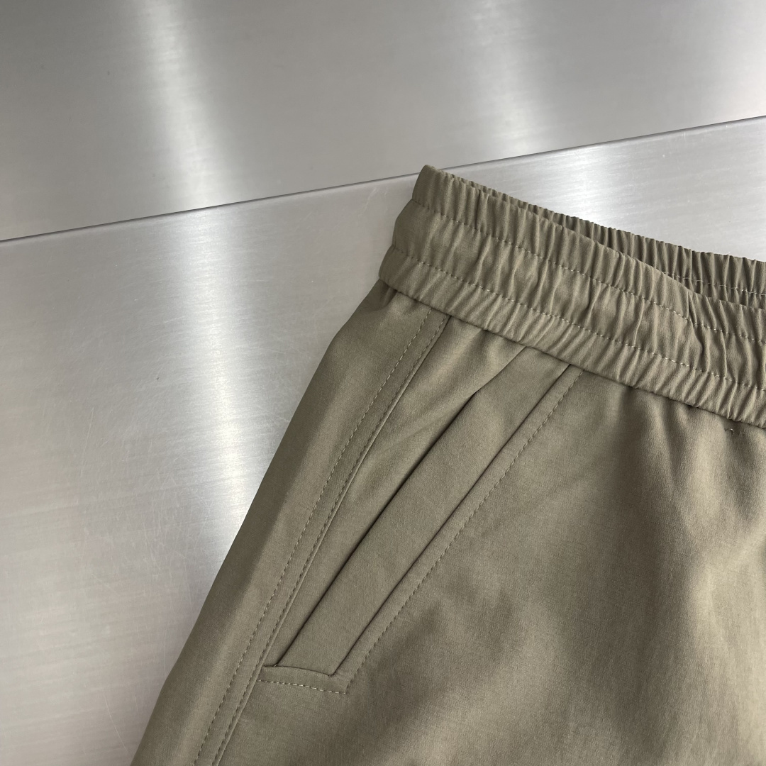 -Balenciag     26年新款秋冬工装风休闲裤，高定优质面料，直筒版型，面料细腻 依旧有挺阔感 面料整体感觉偏