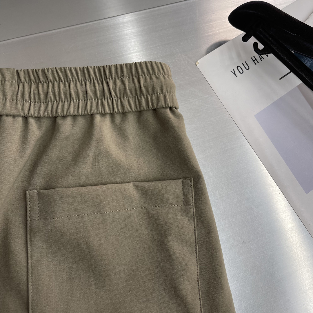 -Balenciag     26年新款秋冬工装风休闲裤，高定优质面料，直筒版型，面料细腻 依旧有挺阔感 面料整体感觉偏