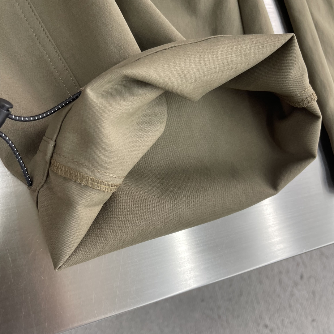 -Balenciag     26年新款秋冬工装风休闲裤，高定优质面料，直筒版型，面料细腻 依旧有挺阔感 面料整体感觉偏