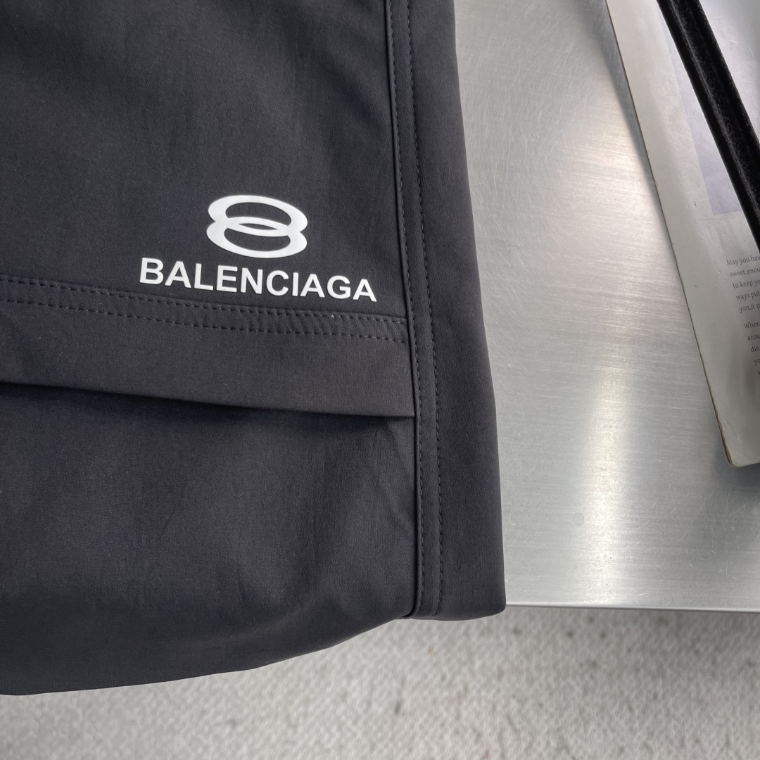 -Balenciag     26年新款秋冬工装风休闲裤，高定优质面料，直筒版型，面料细腻 依旧有挺阔感 面料整体感觉偏