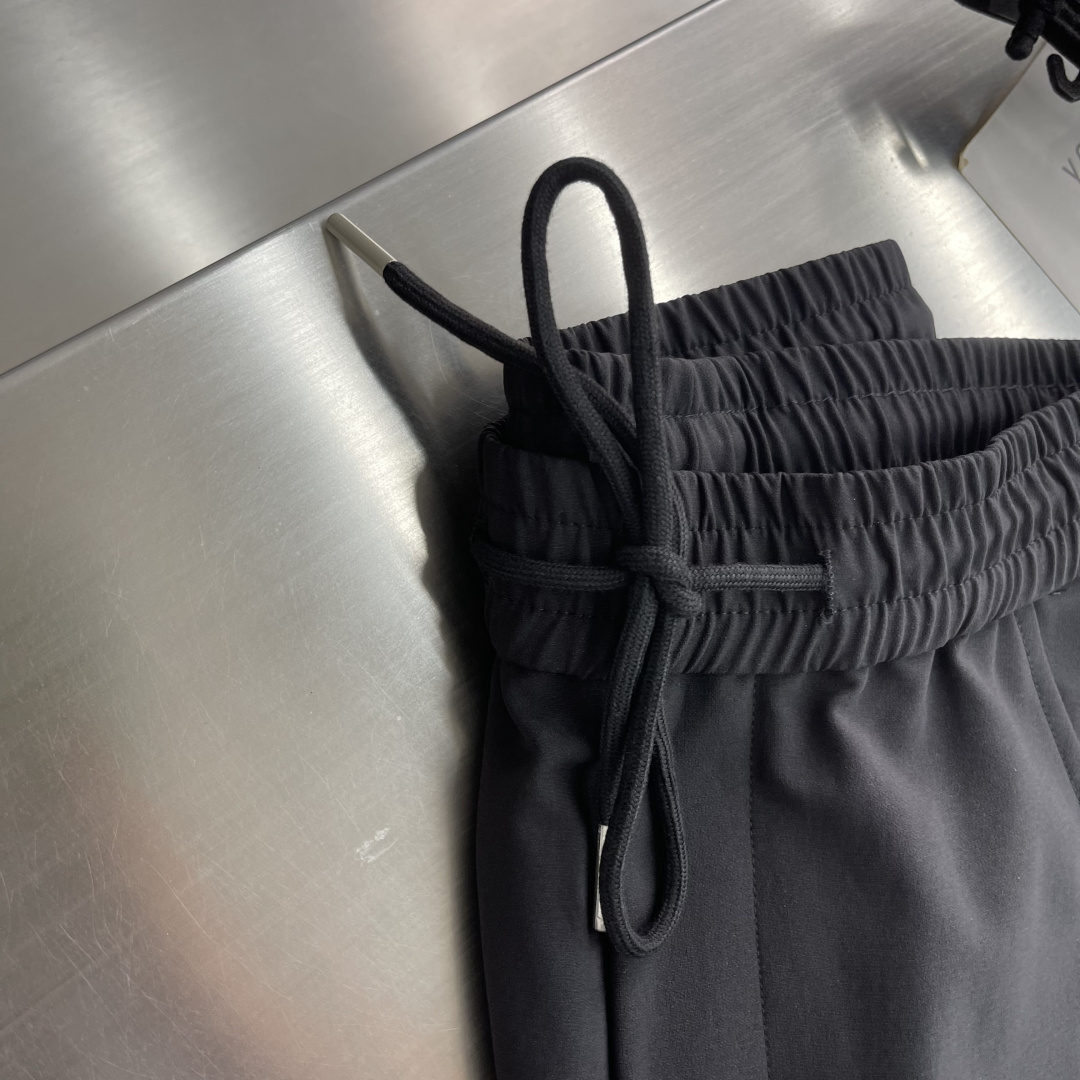 -Balenciag     26年新款秋冬工装风休闲裤，高定优质面料，直筒版型，面料细腻 依旧有挺阔感 面料整体感觉偏