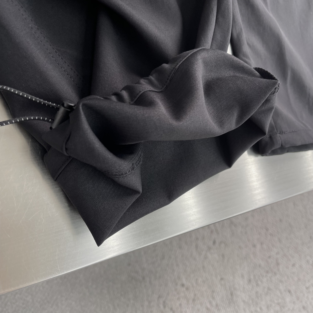 -Balenciag     26年新款秋冬工装风休闲裤，高定优质面料，直筒版型，面料细腻 依旧有挺阔感 面料整体感觉偏