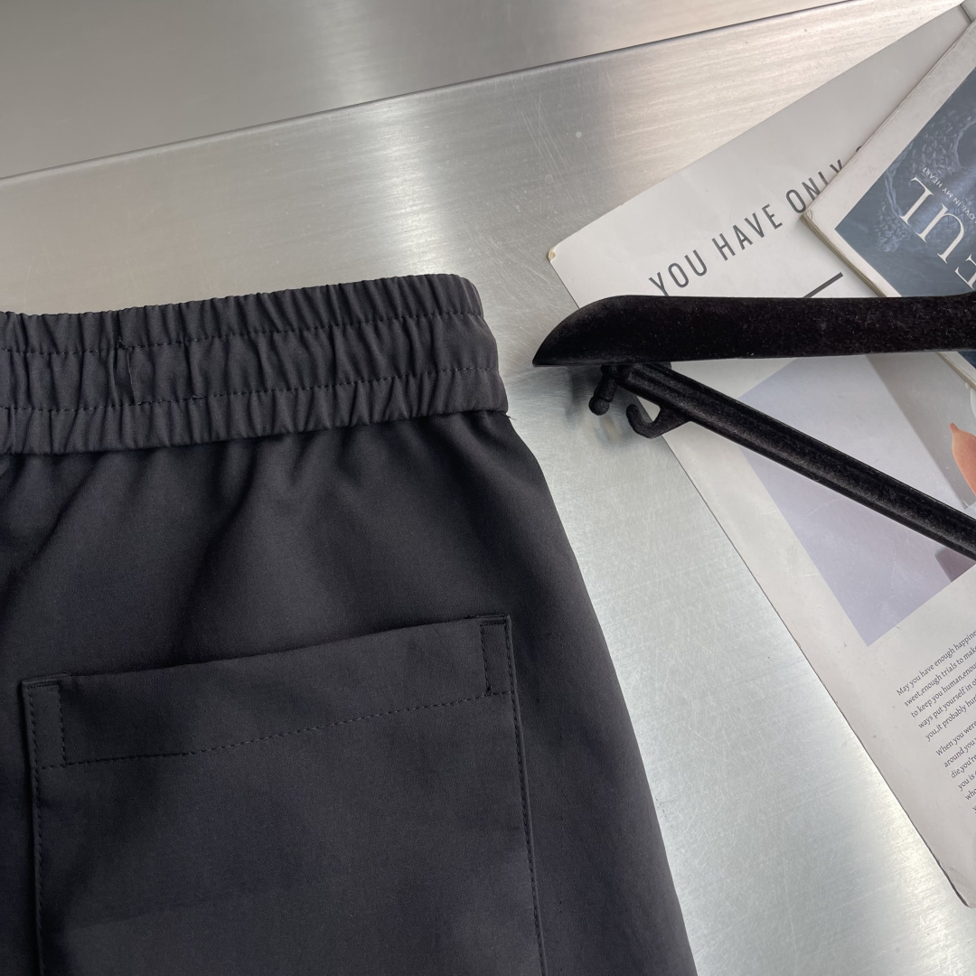 -Balenciag     26年新款秋冬工装风休闲裤，高定优质面料，直筒版型，面料细腻 依旧有挺阔感 面料整体感觉偏