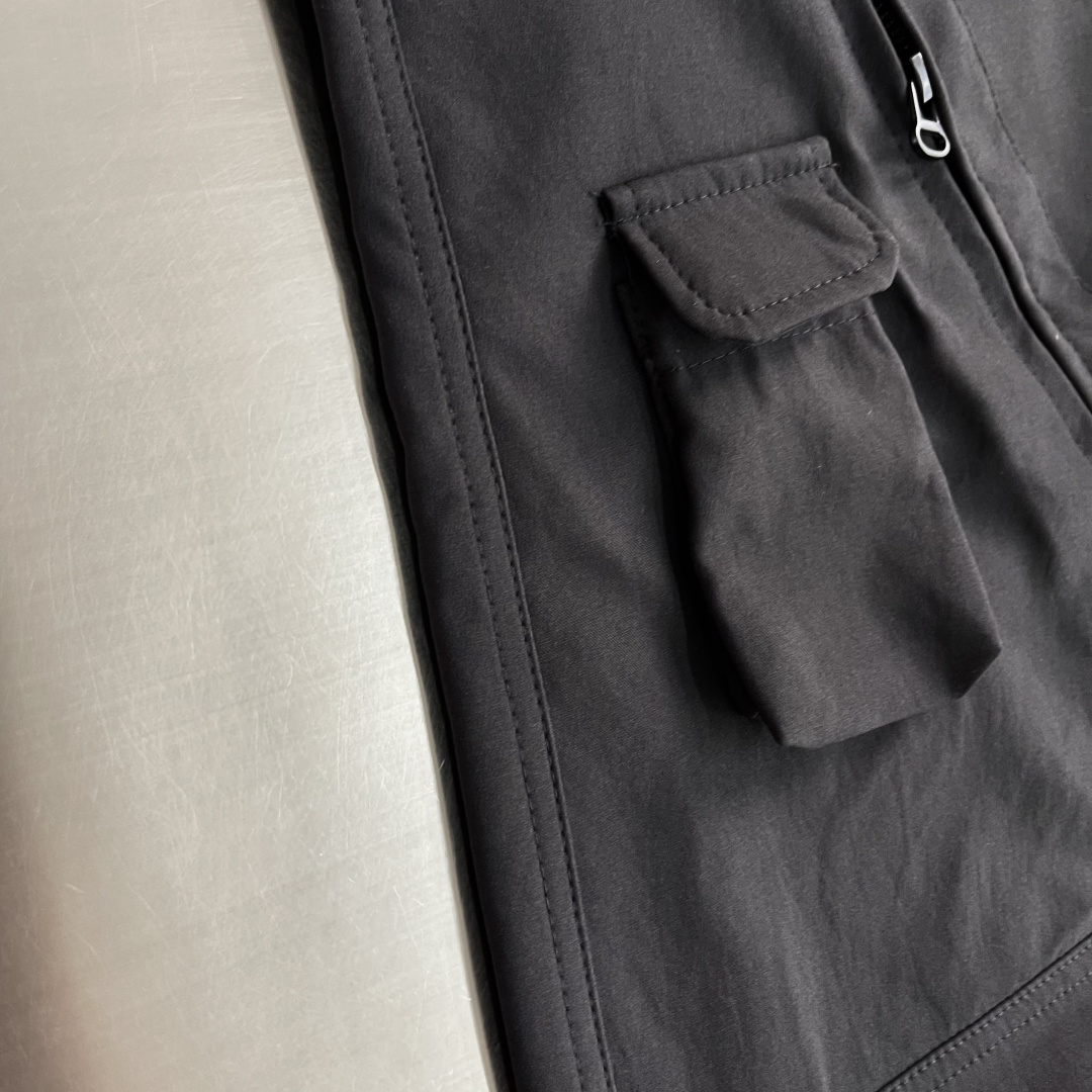 -Balenciag     26年新款秋冬工装风休闲裤，高定优质面料，直筒版型，面料细腻 依旧有挺阔感 面料整体感觉偏