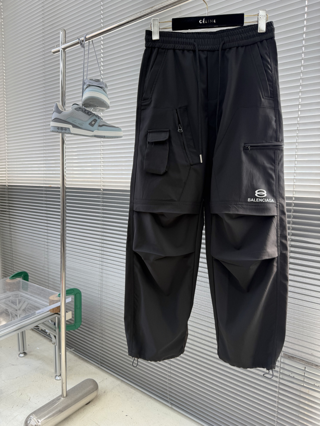 -Balenciag 26年新款秋冬工装风休闲裤,高定优质面料,直筒版型,面料细腻 依旧有挺阔感 面料整体感觉偏 -Balenciag 26年新款秋冬工装风休闲裤,高定优质面料,直筒版型,面料细腻 依旧有挺阔感 面料整体感觉偏