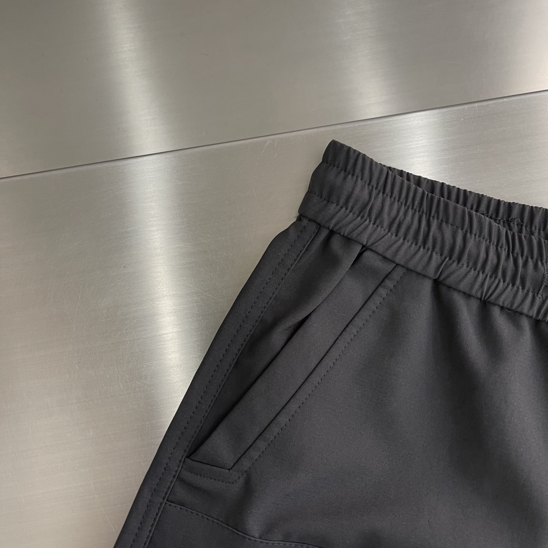 -Balenciag     26年新款秋冬工装风休闲裤，高定优质面料，直筒版型，面料细腻 依旧有挺阔感 面料整体感觉偏