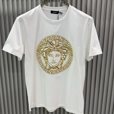 Versace2026春夏新品经典美杜莎头像烫钻刺绣圆领短袖T恤,设计简约但极具品牌辨识度,适合追求时尚与个性的穿搭 Versace2026春夏新品经典美杜莎头像烫钻刺绣圆领短袖T恤,设计简约但极具品牌辨识度,适合追求时尚与个性的穿搭