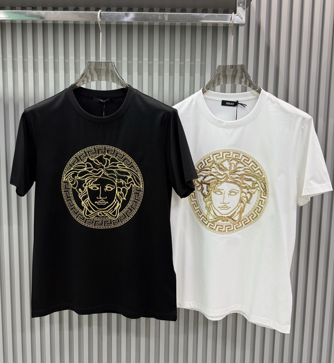 Versace2026春夏新品经典美杜莎头像烫钻刺绣圆领短袖T恤​​，设计简约但极具品牌辨识度，适合追求时尚与个性的穿搭