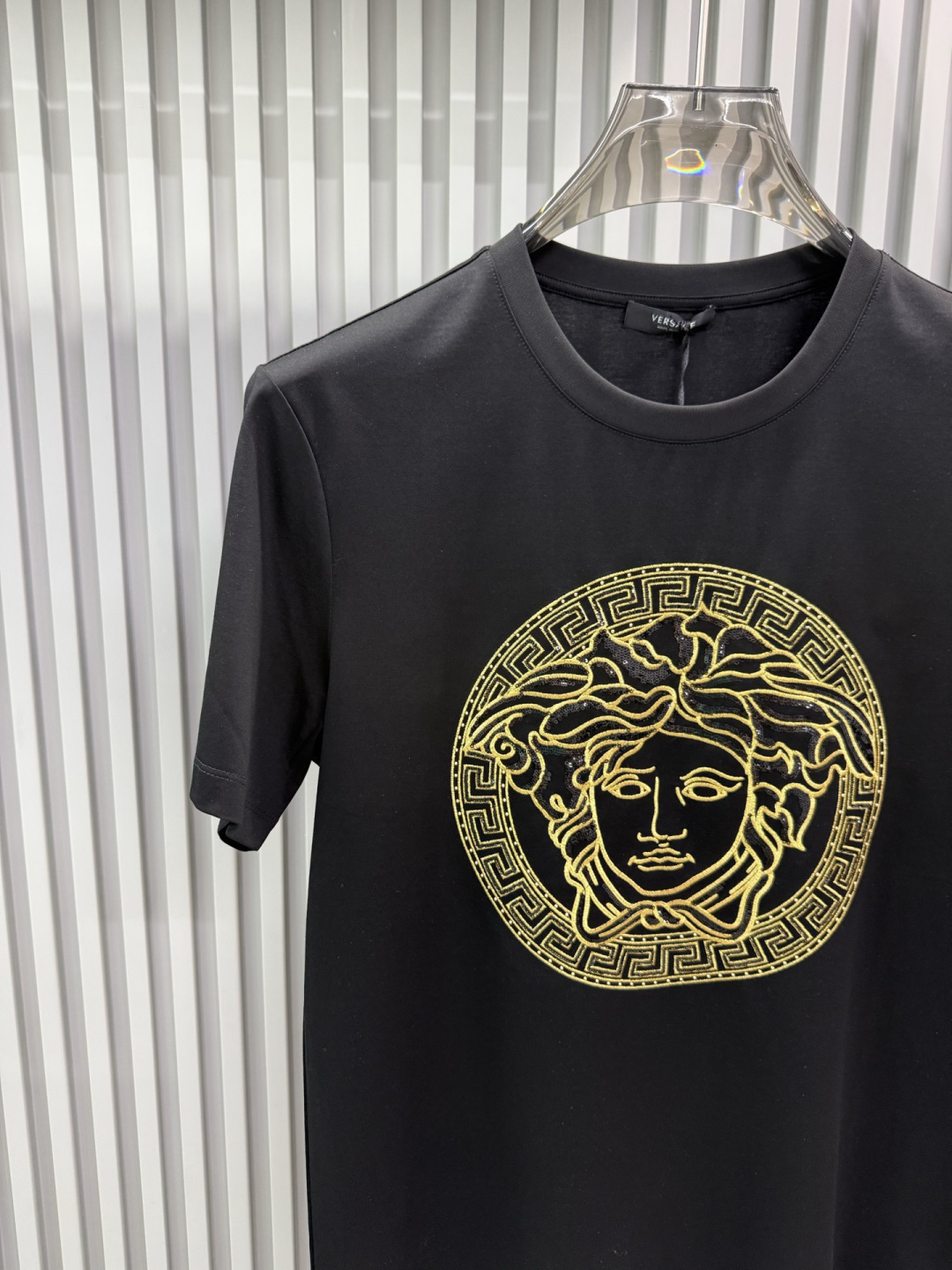 Versace2026春夏新品经典美杜莎头像烫钻刺绣圆领短袖T恤​​，设计简约但极具品牌辨识度，适合追求时尚与个性的穿搭