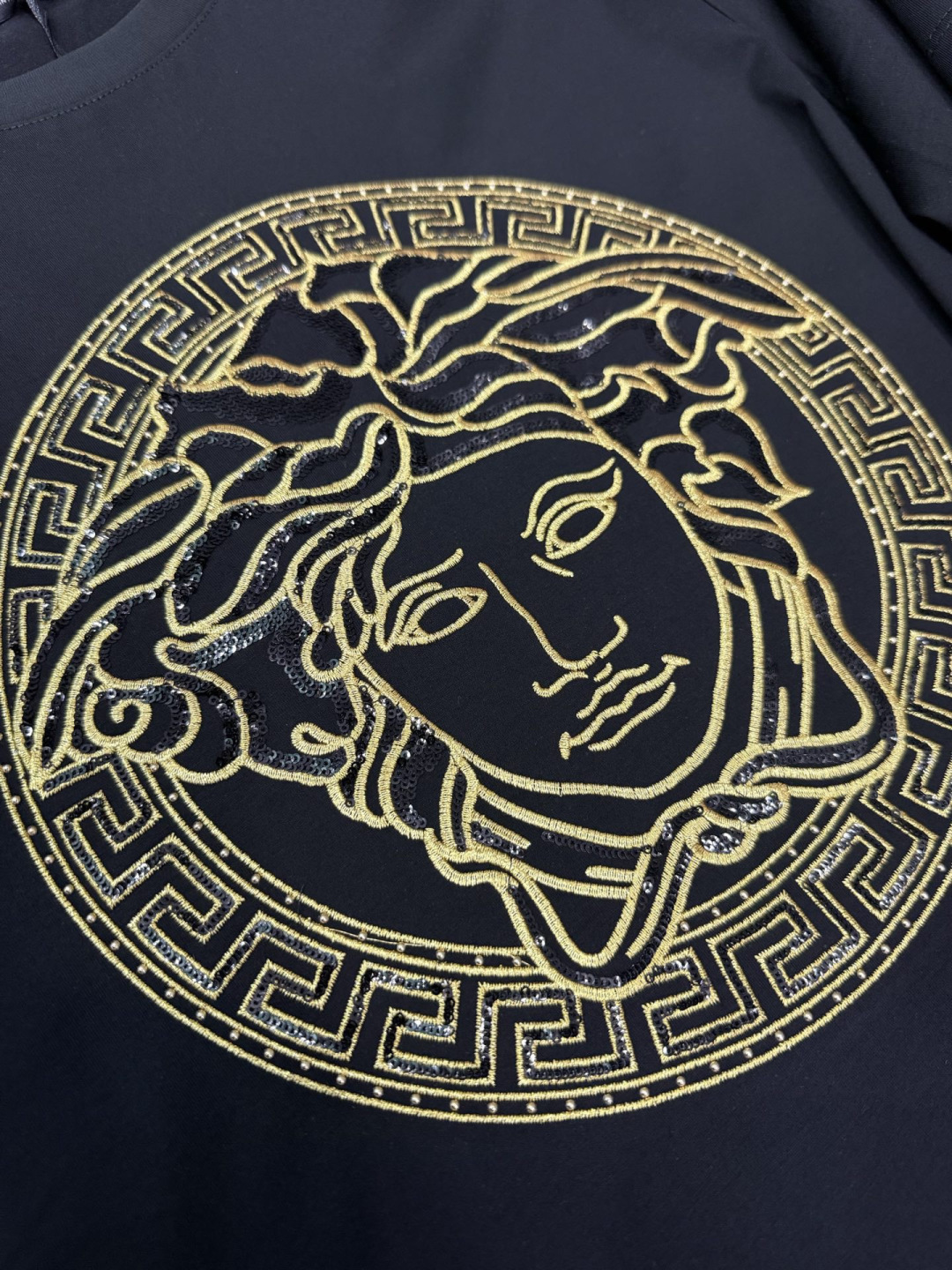 Versace2026春夏新品经典美杜莎头像烫钻刺绣圆领短袖T恤​​，设计简约但极具品牌辨识度，适合追求时尚与个性的穿搭