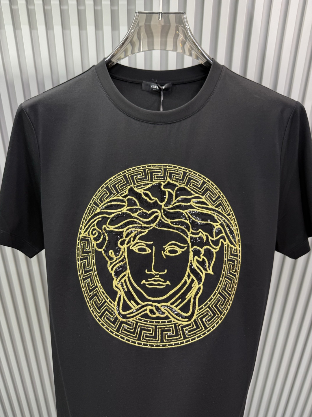 Versace2026春夏新品经典美杜莎头像烫钻刺绣圆领短袖T恤​​，设计简约但极具品牌辨识度，适合追求时尚与个性的穿搭