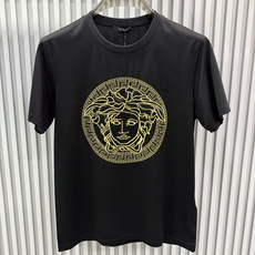 Versace2026春夏新品经典美杜莎头像烫钻刺绣圆领短袖T恤,设计简约但极具品牌辨识度,适合追求时尚与个性的穿搭 Versace2026春夏新品经典美杜莎头像烫钻刺绣圆领短袖T恤,设计简约但极具品牌辨识度,适合追求时尚与个性的穿搭