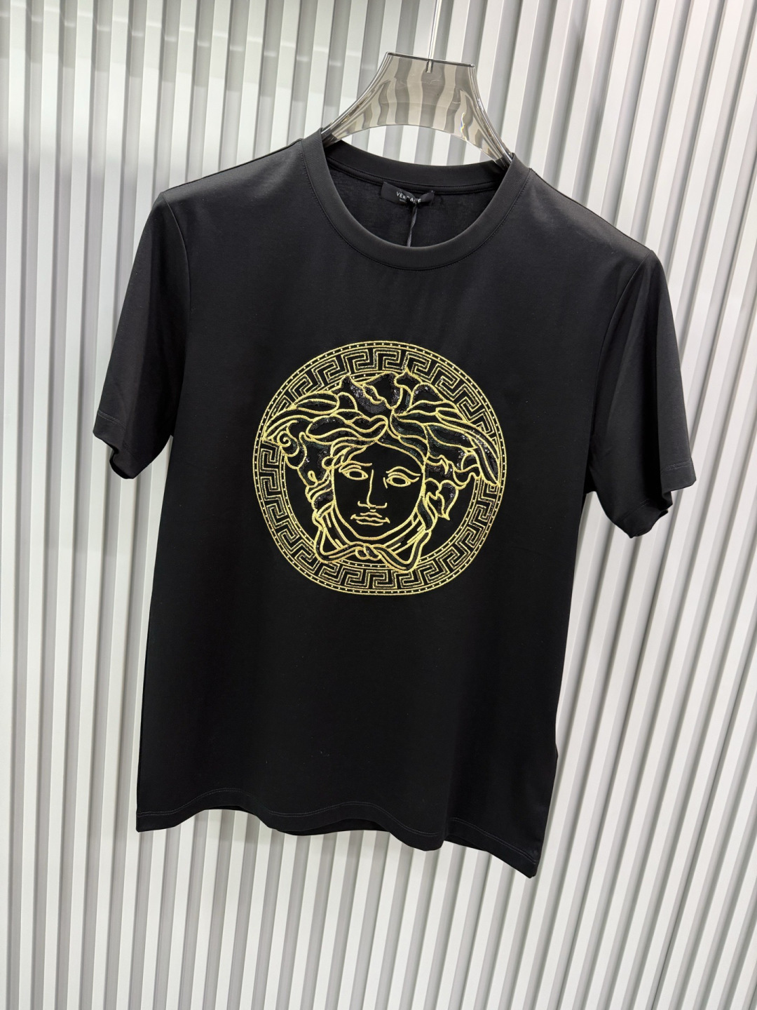 Versace2026春夏新品经典美杜莎头像烫钻刺绣圆领短袖T恤​​，设计简约但极具品牌辨识度，适合追求时尚与个性的穿搭