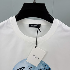 Balmain.巴尔曼 SS26春夏新品星球🌍印花标识袖T恤,正面饰蓝色星球+草写logo品牌字体,采用高支数高密度80 Balmain.巴尔曼 SS26春夏新品星球🌍印花标识袖T恤,正面饰蓝色星球+草写logo品牌字体,采用高支数高密度80
