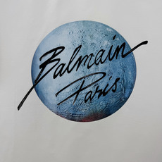 Balmain.巴尔曼 SS26春夏新品星球🌍印花标识袖T恤,正面饰蓝色星球+草写logo品牌字体,采用高支数高密度80 Balmain.巴尔曼 SS26春夏新品星球🌍印花标识袖T恤,正面饰蓝色星球+草写logo品牌字体,采用高支数高密度80