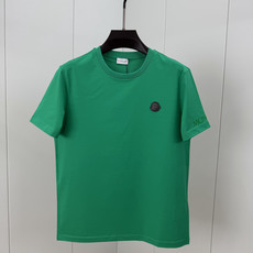 Moncler.蒙口 SS26春夏新品皮革徽章&字母植绒印花标识短袖T恤,正面胸前左侧饰皮革徽标、左袖饰字母由植绒印花设 Moncler.蒙口 SS26春夏新品皮革徽章&字母植绒印花标识短袖T恤,正面胸前左侧饰皮革徽标、左袖饰字母由植绒印花设