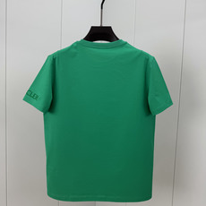 Moncler.蒙口 SS26春夏新品皮革徽章&字母植绒印花标识短袖T恤,正面胸前左侧饰皮革徽标、左袖饰字母由植绒印花设 Moncler.蒙口 SS26春夏新品皮革徽章&字母植绒印花标识短袖T恤,正面胸前左侧饰皮革徽标、左袖饰字母由植绒印花设