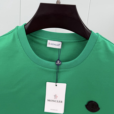 Moncler.蒙口 SS26春夏新品皮革徽章&字母植绒印花标识短袖T恤,正面胸前左侧饰皮革徽标、左袖饰字母由植绒印花设 Moncler.蒙口 SS26春夏新品皮革徽章&字母植绒印花标识短袖T恤,正面胸前左侧饰皮革徽标、左袖饰字母由植绒印花设