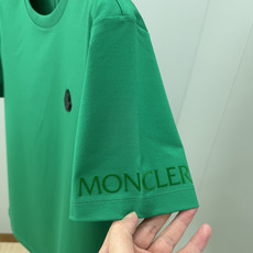 Moncler.蒙口 SS26春夏新品皮革徽章&字母植绒印花标识短袖T恤,正面胸前左侧饰皮革徽标、左袖饰字母由植绒印花设 Moncler.蒙口 SS26春夏新品皮革徽章&字母植绒印花标识短袖T恤,正面胸前左侧饰皮革徽标、左袖饰字母由植绒印花设
