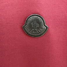 Moncler.蒙口 SS26春夏新品皮革徽章&字母植绒印花标识短袖T恤,正面胸前左侧饰皮革徽标、左袖饰字母由植绒印花设 Moncler.蒙口 SS26春夏新品皮革徽章&字母植绒印花标识短袖T恤,正面胸前左侧饰皮革徽标、左袖饰字母由植绒印花设