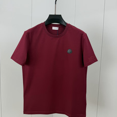 Moncler.蒙口 SS26春夏新品皮革徽章&字母植绒印花标识短袖T恤,正面胸前左侧饰皮革徽标、左袖饰字母由植绒印花设 Moncler.蒙口 SS26春夏新品皮革徽章&字母植绒印花标识短袖T恤,正面胸前左侧饰皮革徽标、左袖饰字母由植绒印花设