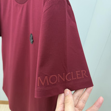 Moncler.蒙口 SS26春夏新品皮革徽章&字母植绒印花标识短袖T恤,正面胸前左侧饰皮革徽标、左袖饰字母由植绒印花设 Moncler.蒙口 SS26春夏新品皮革徽章&字母植绒印花标识短袖T恤,正面胸前左侧饰皮革徽标、左袖饰字母由植绒印花设