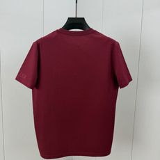 Moncler.蒙口 SS26春夏新品皮革徽章&字母植绒印花标识短袖T恤,正面胸前左侧饰皮革徽标、左袖饰字母由植绒印花设 Moncler.蒙口 SS26春夏新品皮革徽章&字母植绒印花标识短袖T恤,正面胸前左侧饰皮革徽标、左袖饰字母由植绒印花设