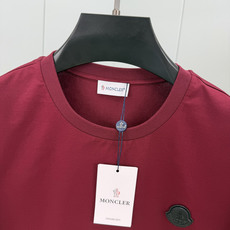 Moncler.蒙口 SS26春夏新品皮革徽章&字母植绒印花标识短袖T恤,正面胸前左侧饰皮革徽标、左袖饰字母由植绒印花设 Moncler.蒙口 SS26春夏新品皮革徽章&字母植绒印花标识短袖T恤,正面胸前左侧饰皮革徽标、左袖饰字母由植绒印花设